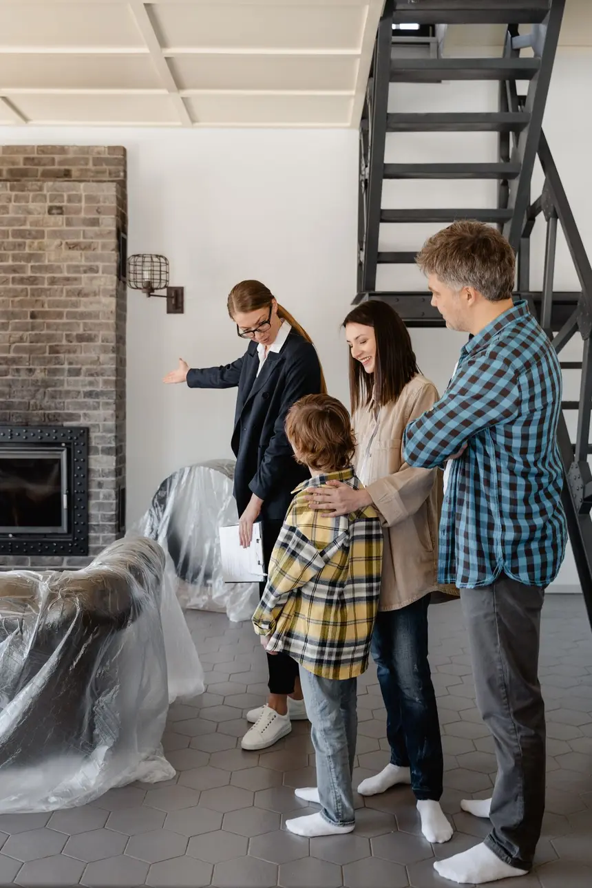 Maklerin von Marlin Immobilien beurteilt vor Ort eine Liegenschaft gemeinsam mit einer Familie