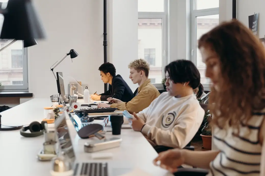 Junges, vielfaeltiges Team von Marlin Immobilien arbeitet konzentriert in einem hellen, modernen Buero